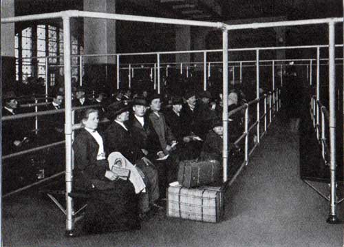 des immigrants en attente à Ellis Island à leur arrivée à New-York