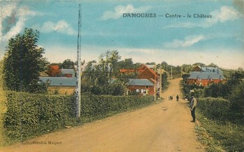 Le centre du village de Damousies sur une carte postale ancienne