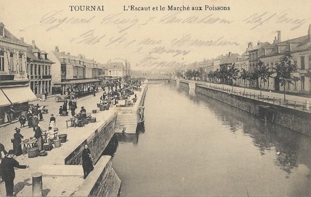 La marché aux poissons à Tournai sur une carte postale ancienne