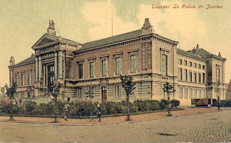 Le palais de justice de Tournai sur une carte postale ancienne