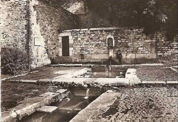 la fontaine Sainte-Begga sur une carte postale ancienne