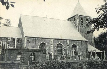 l'église d'Attiches sur une carte postale ancienne