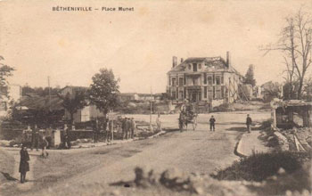 La place Munet de Bétheniville sur une carte postale ancienne