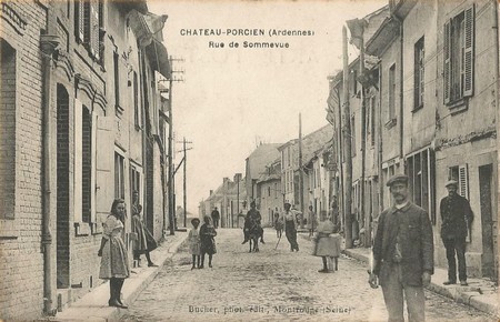 La rue Sommevue de Château-Porcien sur une carte postale ancienne
