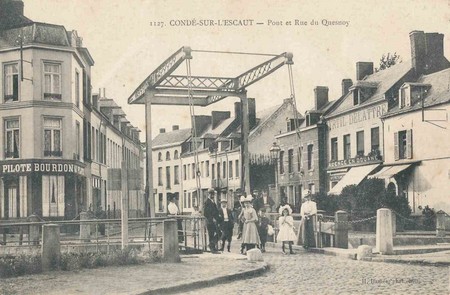 Le pont et la Rue du Quesnoy de Condé-sur-L'Escaut sur une carte postale ancienne