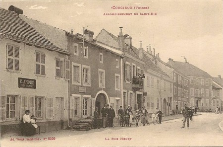 La rue Henry à Corcieux sur une carte postale ancienne