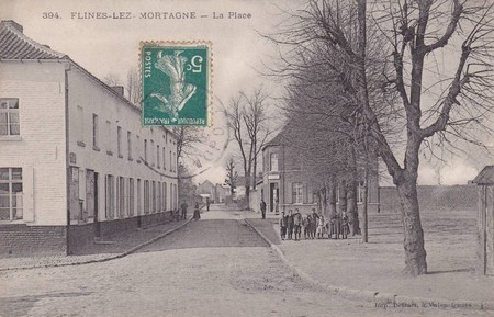 La place de Flines-les-Mortagne sur une carte postale ancienne