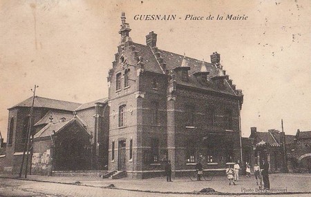 La place de la mairie à Guesnain sur une carte postale ancienne