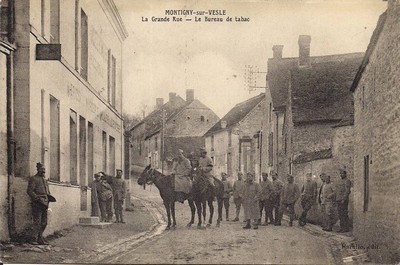 la grande rue et le bureau de tabac de montigny sur vesle représentés sur une carte postale ancienne