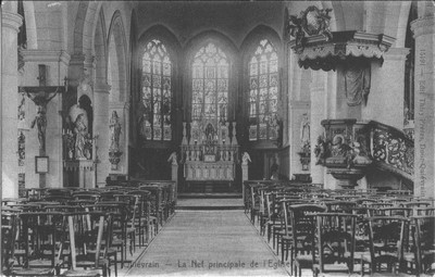 La nef de l'église Saint-Martin de Quiévrain sur une carte postale ancienne