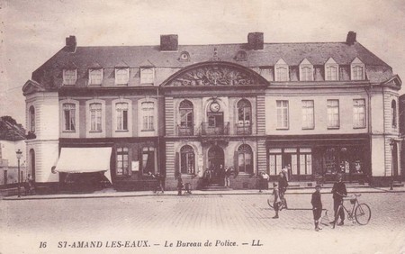 Le bureau de police de Saint-Amand sur une carte postale ancienne