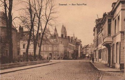 La rue Saint-Piat à Tournai sur une carte postale ancienne
