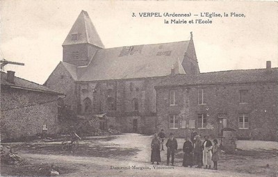 la place, l'église, la mairie et l'école de Verpel sur une carte postale ancienne
