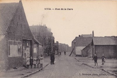 La rue de la gare à Vicq sur une carte postale ancienne