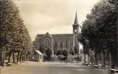 l'église de Wargnies-le-Grand sur une carte postale ancienne