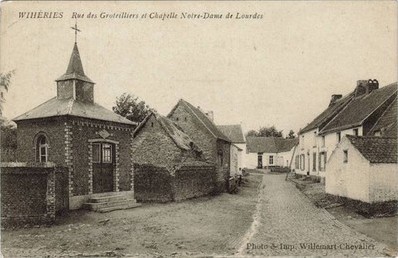carte postale ancienne représentant la rue des Groseilliers et la Chapelle Notre Dame de Lourdes